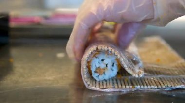 Ton balığı ve karidesleri aşama aşama pişirme suşi şefi Şef 'e suşi sashimi nigiri yapıyor. Master sınıfı. Şef nasıl suşi yapılacağını gösteriyor. Japon yemek hazırlama süreci.