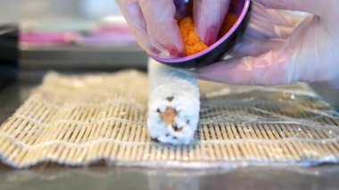 Ton balığı ve karidesleri aşama aşama pişirme suşi şefi Şef 'e suşi sashimi nigiri yapıyor. Master sınıfı. Şef nasıl suşi yapılacağını gösteriyor. Japon yemek hazırlama süreci.
