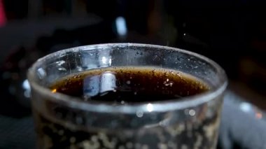 Bir bardak kola ya da limonata içinde baloncuk ve buz. Kola üzerine karbonatlı baloncuklar