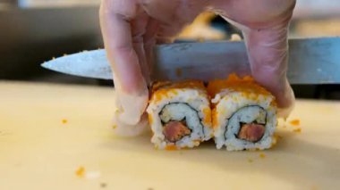Ton balığı ve karidesleri aşama aşama pişirme suşi şefi Şef 'e suşi sashimi nigiri yapıyor. Master sınıfı. Şef nasıl suşi yapılacağını gösteriyor. Japon yemek hazırlama süreci.