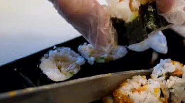 Ton balığı ve karidesleri aşama aşama pişirme suşi şefi Şef 'e suşi sashimi nigiri yapıyor. Master sınıfı. Şef nasıl suşi yapılacağını gösteriyor. Japon yemek hazırlama süreci.