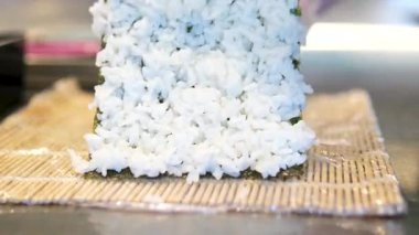 Ton balığı ve karidesleri aşama aşama pişirme suşi şefi Şef 'e suşi sashimi nigiri yapıyor. Master sınıfı. Şef nasıl suşi yapılacağını gösteriyor. Japon yemek hazırlama süreci.