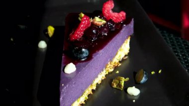 Lezzetli yaban mersinli cheesecake ve buzlu şeker ağız sulandırıcı bir ikramdır. Yüksek kalite 4k görüntü