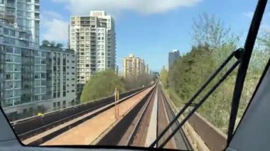 Vancouver şehir merkezindeki gökdelenler güneşli ve parçalı bir kış gününde çoklu cam gökdelenler. Döndürme atışı. Kanada Vancouver 03.08.2025 