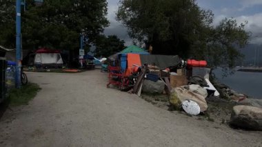 Vancouver Kanada şehir merkezindeki Vancouver Kanada 'da yaşayan evsiz insanlar için çadırlar. Zavallı dilencilerin İngiliz Kolombiya' sında yaşaması için. Yüksek kalite 4k görüntü