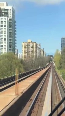 Vancouver şehir merkezindeki gökdelenler güneşli ve parçalı bir kış gününde çoklu cam gökdelenler. Döndürme atışı. Kanada Vancouver 03.08.2025 
