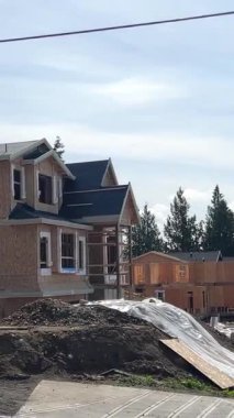 Vancouver şehir merkezindeki gökdelenler güneşli ve parçalı bir kış gününde çoklu cam gökdelenler. Döndürme atışı. Kanada Vancouver 03.08.2025 