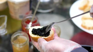 Cam kapta siyah havyar yakın plan. Beyaz mersin balığı tuzlu yumurta ve cam kase. Çiğ deniz ürünleri. Lüks lezzetli yiyecekler. Lezzetli ve lezzetli balık ürünleri. Pahalı havyar konservesi.. 