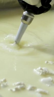 Kauçuk eldivenli, tanınmayan kadın fabrika işçilerinin elleri geleneksel peynir yapan mozzarella ve kakovala peynirinin seri üretimini esnetiyor. Yüksek kalite 4k