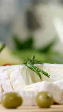 Bir el işi peynir fabrikasında çalışan bir işçi peynirin üzerine yumuşak peynir üretiyor. Camembert, Yemek pişirme süreci, adım adım