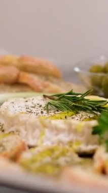 Bir el işi peynir fabrikasında çalışan bir işçi peynirin üzerine yumuşak peynir üretiyor. Camembert, Yemek pişirme süreci, adım adım