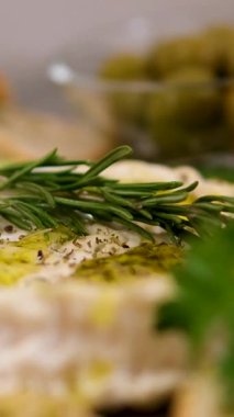 Bir el işi peynir fabrikasında çalışan bir işçi peynirin üzerine yumuşak peynir üretiyor. Camembert, Yemek pişirme süreci, adım adım