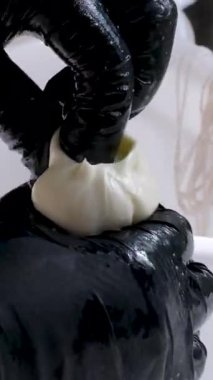 Kauçuk eldivenli, tanınmayan kadın fabrika işçilerinin elleri geleneksel peynir yapan mozzarella ve kakovala peynirinin seri üretimini esnetiyor. Yüksek kalite 4k