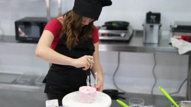 Şef pastayı kremayla süslüyor. Yüksek kalite 4k görüntü