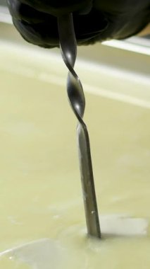 Kauçuk eldivenli, tanınmayan kadın fabrika işçilerinin elleri geleneksel peynir yapan mozzarella ve kakovala peynirinin seri üretimini esnetiyor. Yüksek kalite 4k