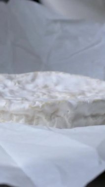Bir el işi peynir fabrikasında çalışan bir işçi peynirin üzerine yumuşak peynir üretiyor. Camembert, Yemek pişirme süreci, adım adım