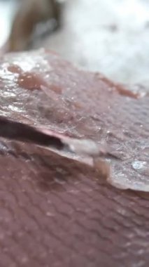 Somon fileto. Somon filetosu dilimlenir ve istiflenir. Somon balığı olarak tazelik ve bolluk kavramı sağlıklı ve besleyici bir besin kaynağıdır..