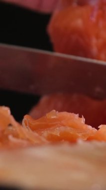 Somon fileto. Somon filetosu dilimlenir ve istiflenir. Somon balığı olarak tazelik ve bolluk kavramı sağlıklı ve besleyici bir besin kaynağıdır..