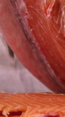 Somon fileto. Somon filetosu dilimlenir ve istiflenir. Somon balığı olarak tazelik ve bolluk kavramı sağlıklı ve besleyici bir besin kaynağıdır..