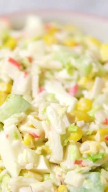 İçinde havuç, bezelye ve kuru üzüm bulunan kremalı sebze salatasının detaylı bir görüntüsü. Yüksek kalite 4k görüntü