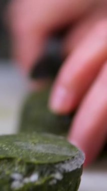 Buzları eriten ev yapımı ıspanak küpleri. Hasat konsepti. Kış deposu için sebze stokluyorum. Buzlu ıspanak ya da pesto sosu donmuş yeşillikleri parçalara ayırır.