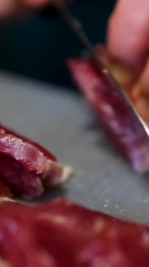 Geleneksel baharatlı sığır eti salatası pişirmek için kurutulmuş et dilimi. Yüksek kalite 4k görüntü