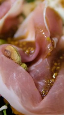 Sebzeli, jambonlu, peynirli, fındıklı, salata karışımlı, mikro yeşil ve diğer malzemeleri koyu renkli modern tabakta bulunan taze lezzetli yazarlar salatası. Yüksek kalite 4k görüntü