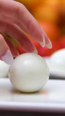 Kaynamış yumurta fayansı döndürür. Video yakın çekim, yüksek kalite. Yüksek kalite 4k görüntü