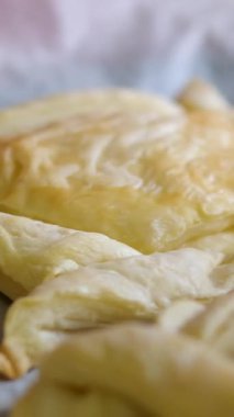 Mutfakta fırında puf böreği aşçısı pizza hamuru hazırlıyor. Adam hamur işleri hazırlıyor. Yüksek kalite 4k görüntü