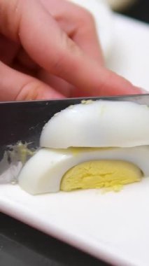 Tahtada haşlanmış yumurta kesme videosu. Yüksek kalite 4k görüntü
