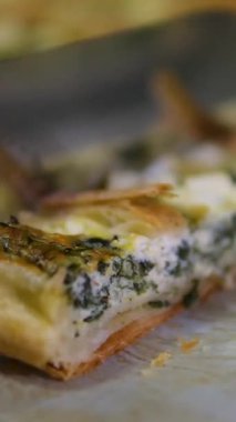 İtalyan peynirli ıspanaklı ıspanaklı turta. Yüksek kalite 4k görüntü