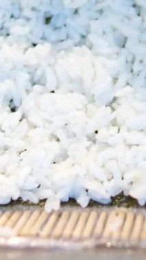 Ton balığı ve karidesleri aşama aşama pişirme suşi şefi Şef 'e suşi sashimi nigiri yapıyor. Master sınıfı. Şef nasıl suşi yapılacağını gösteriyor. Japon yemek hazırlama süreci.