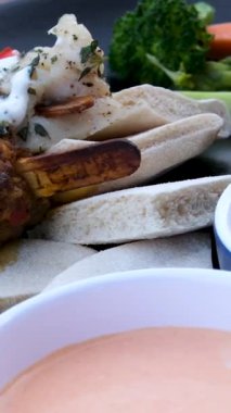 Kalkan bir geminin arka planında kahvaltı. Lezzetli kebap ve sebze sosu. Güzel manzaralı bir dinlenme yeri. Yüksek kalite 4k görüntü