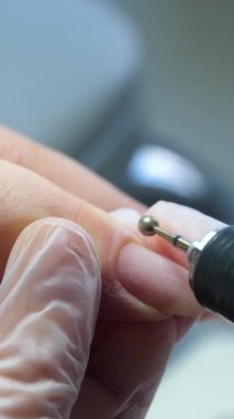 Adım adım Nails manikür detayı dosya ya da fırça ögesi ile. Manikür tedavisi. El Spa 'sı. Güzel bir tırnak bakımı süreci. Ustanın tüm eylemleri