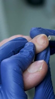 Güzellik merkezinde pedikür ve ayak masajı. Ayak masajı, eldivenli pedikür uzmanının elleriyle nemlendirici ya da soyma kremi. Yüksek kalite 4k görüntü