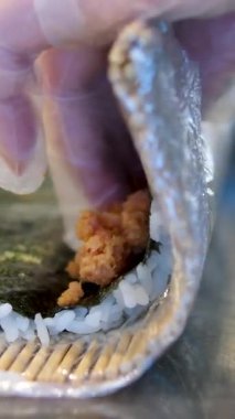 Ton balığı ve karidesleri aşama aşama pişirme suşi şefi Şef 'e suşi sashimi nigiri yapıyor. Master sınıfı. Şef nasıl suşi yapılacağını gösteriyor. Japon yemek hazırlama süreci.