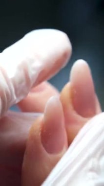 Adım adım Nails manikür detayı dosya ya da fırça ögesi ile. Manikür tedavisi. El Spa 'sı. Güzel bir tırnak bakımı süreci. Ustanın tüm eylemleri