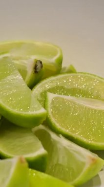 Limon dilimlerinin ve parçaların beyaz bir kasede üst görüntüsü, limonlu çin peyniri yapmak için malzemelerin üst görüntüsü. Misket limonu.
