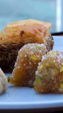 Lüks deniz tatilinin arka planında, gemideki bir otelde Türk tatlıları. Yüksek kalite 4k görüntü