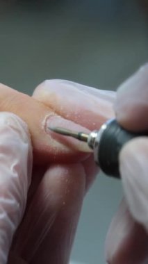 Adım adım Nails manikür detayı dosya ya da fırça ögesi ile. Manikür tedavisi. El Spa 'sı. Güzel bir tırnak bakımı süreci. Ustanın tüm eylemleri