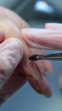 Adım adım Nails manikür detayı dosya ya da fırça ögesi ile. Manikür tedavisi. El Spa 'sı. Güzel bir tırnak bakımı süreci. Ustanın tüm eylemleri