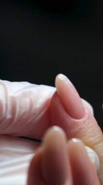 Adım adım Nails manikür detayı dosya ya da fırça ögesi ile. Manikür tedavisi. El Spa 'sı. Güzel bir tırnak bakımı süreci. Ustanın tüm eylemleri