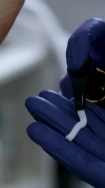 Kadın müşteriye ayak masajı hizmeti. Spa salonunda ayak masajı. Profesyonel masajcı müşterinin ayaklarına masaj yapıyor. Seçici odak.