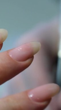 Adım adım Nails manikür detayı dosya ya da fırça ögesi ile. Manikür tedavisi. El Spa 'sı. Güzel bir tırnak bakımı süreci. Ustanın tüm eylemleri