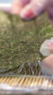 Ton balığı ve karidesleri aşama aşama pişirme suşi şefi Şef 'e suşi sashimi nigiri yapıyor. Master sınıfı. Şef nasıl suşi yapılacağını gösteriyor. Japon yemek hazırlama süreci.