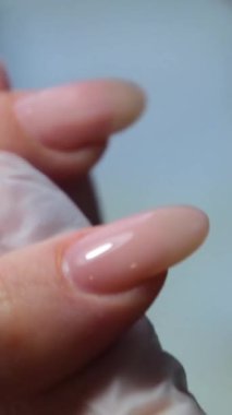 Adım adım Nails manikür detayı dosya ya da fırça ögesi ile. Manikür tedavisi. El Spa 'sı. Güzel bir tırnak bakımı süreci. Ustanın tüm eylemleri