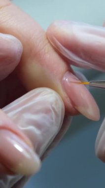 Adım adım Nails manikür detayı dosya ya da fırça ögesi ile. Manikür tedavisi. El Spa 'sı. Güzel bir tırnak bakımı süreci. Ustanın tüm eylemleri