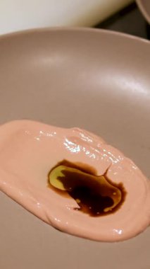 Arkadaki tahtanın üzerinde lezzetli bir Fransız kaz ciğeri ezmesi. Eldivenli eller mutfakta börek hazırlıyor.