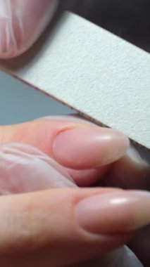 Adım adım Nails manikür detayı dosya ya da fırça ögesi ile. Manikür tedavisi. El Spa 'sı. Güzel bir tırnak bakımı süreci. Ustanın tüm eylemleri