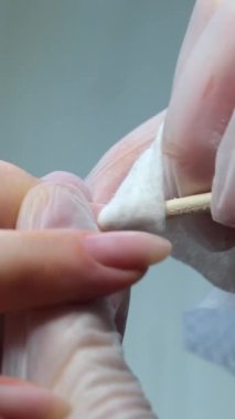 Adım adım Nails manikür detayı dosya ya da fırça ögesi ile. Manikür tedavisi. El Spa 'sı. Güzel bir tırnak bakımı süreci. Ustanın tüm eylemleri